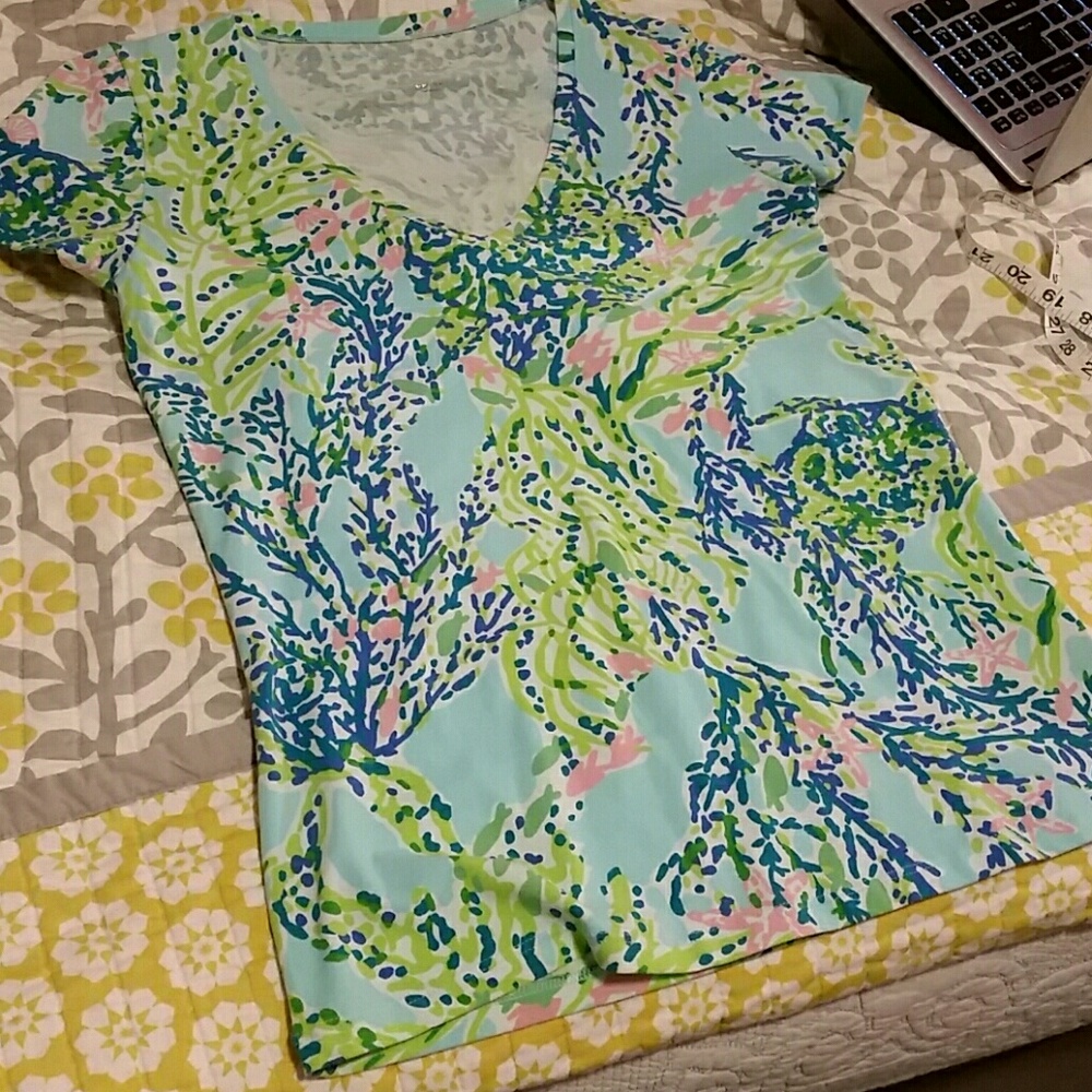 Great Lilly pulitzer blue heaven v neck tee💙💟